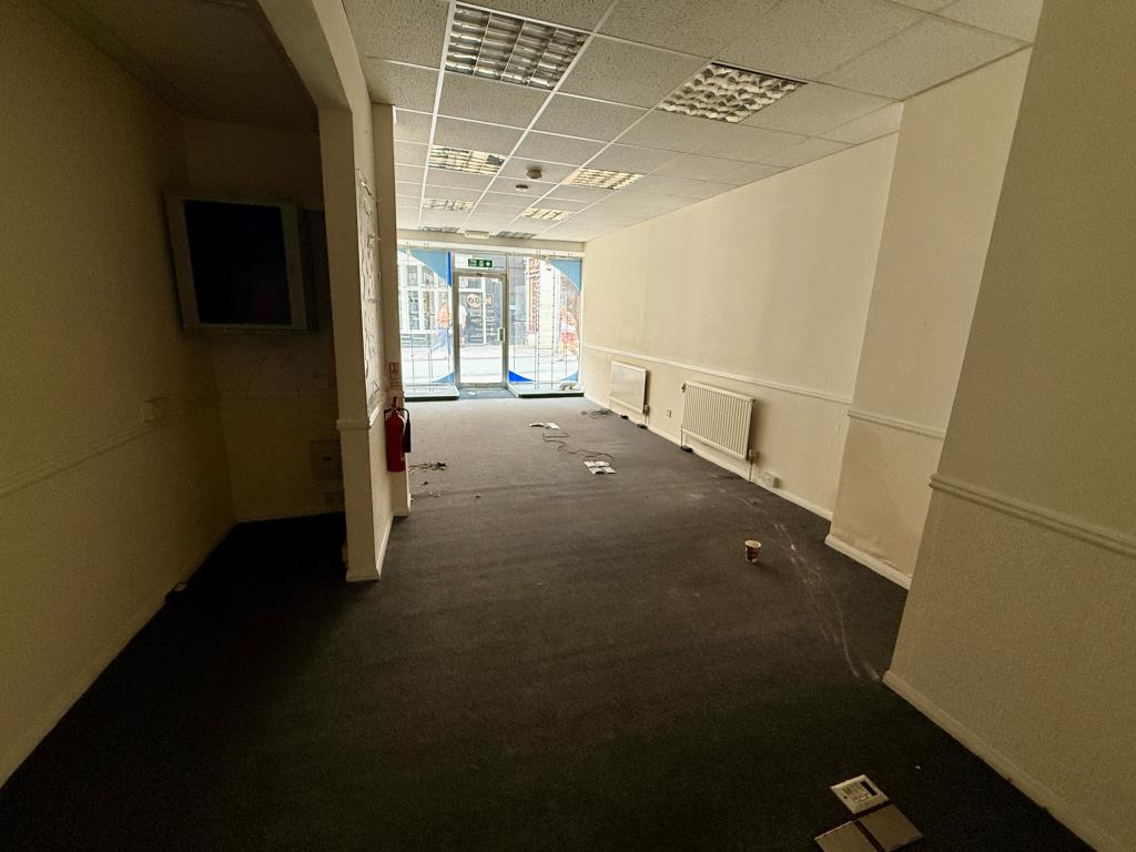 Lot: 58 - PLANNING PERMISSION GRANTED FOR CONVERSION INTO TWO SHOPS AND SIX ONE-BEDROOM FLATS - Commercial space to front